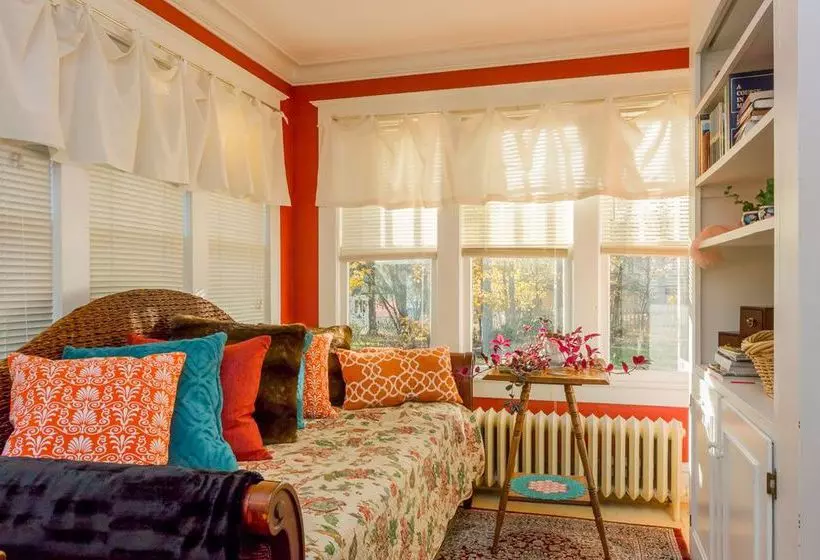 Enchanted Cottage On Glen  Entire House Rental