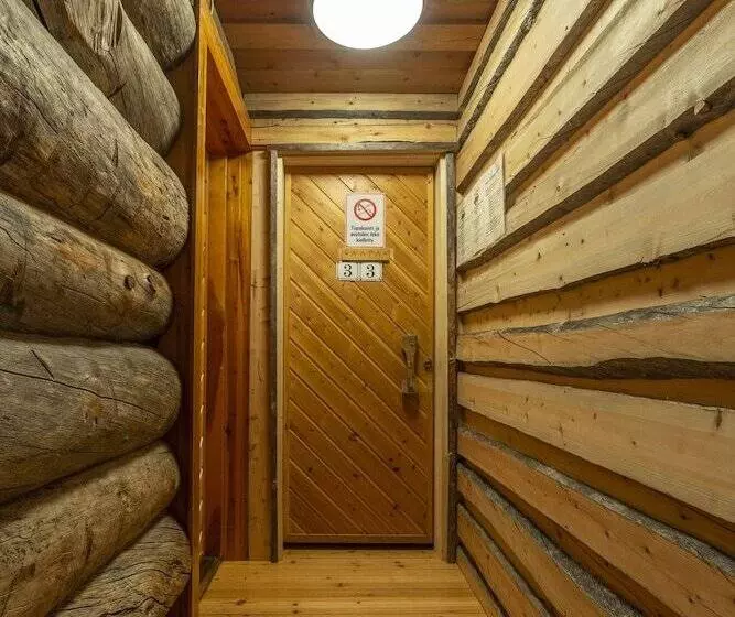 Hotelli Kuukkeli Log Houses Porakka Inn