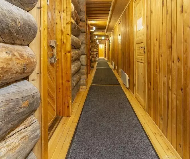 Hotelli Kuukkeli Log Houses Porakka Inn