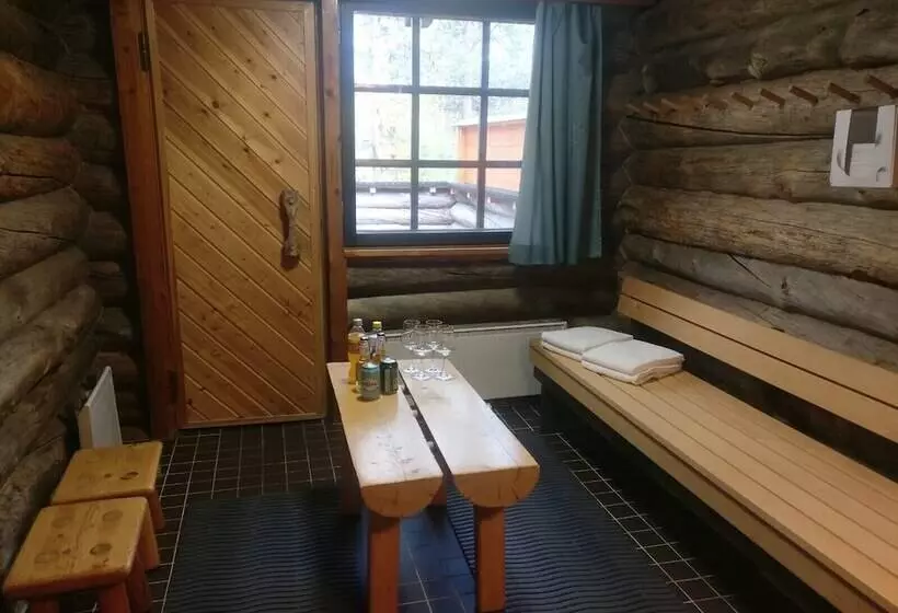 Hotelli Kuukkeli Log Houses Porakka Inn