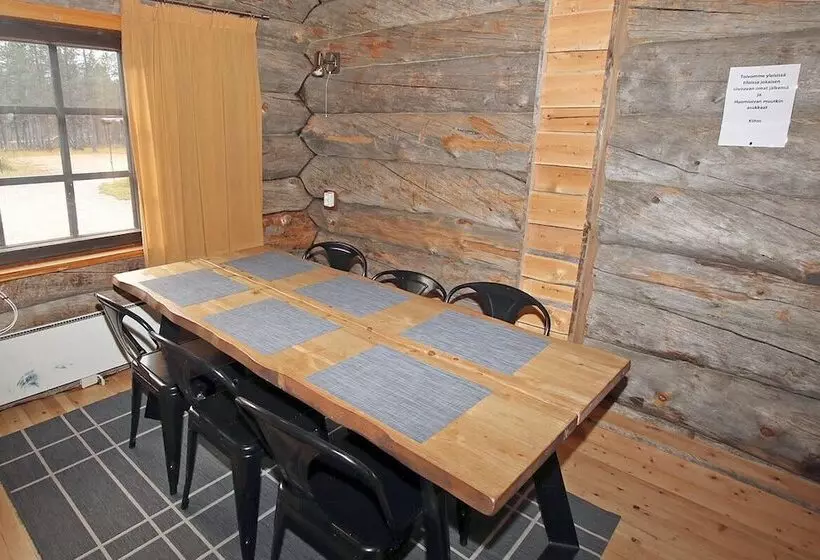 Hotelli Kuukkeli Log Houses Porakka Inn