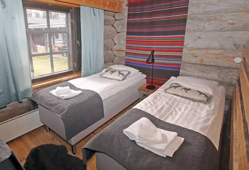 Hotelli Kuukkeli Log Houses Porakka Inn