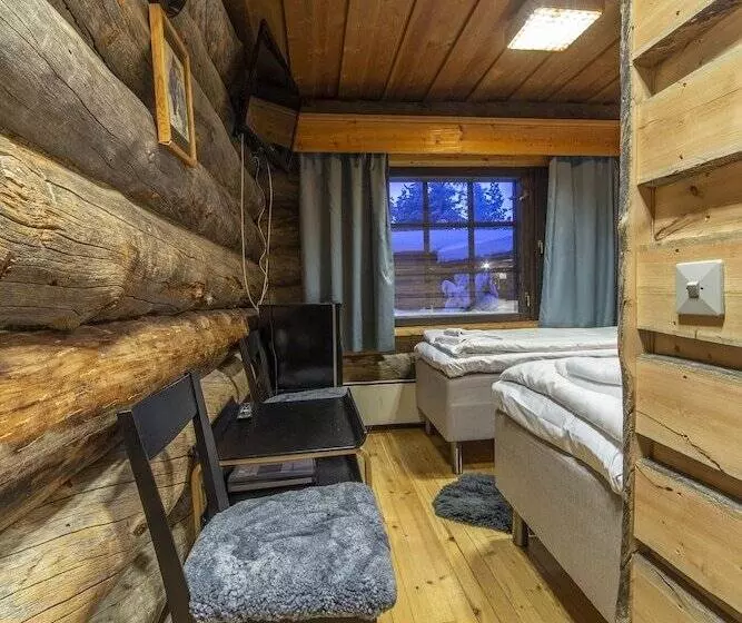 Hotelli Kuukkeli Log Houses Porakka Inn