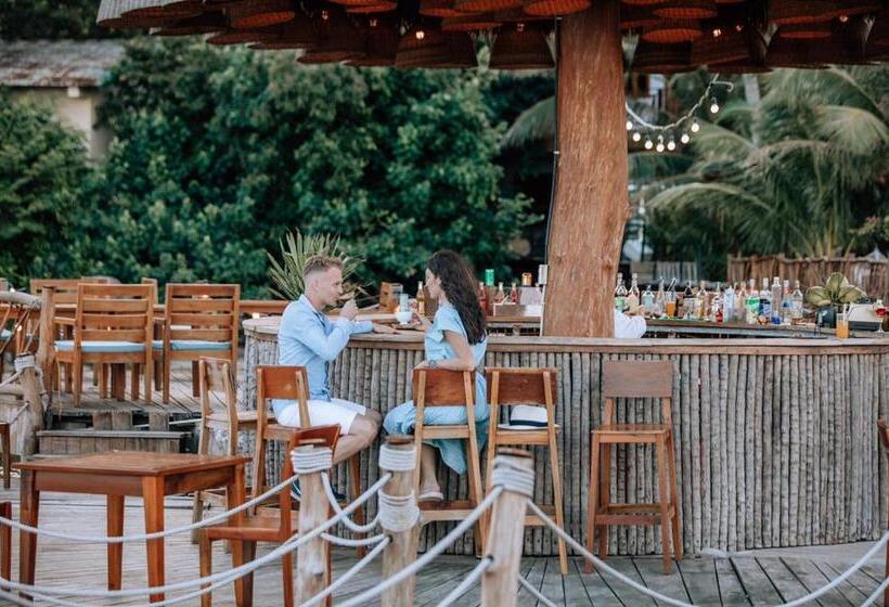 هتل Rocks Beach Boutique