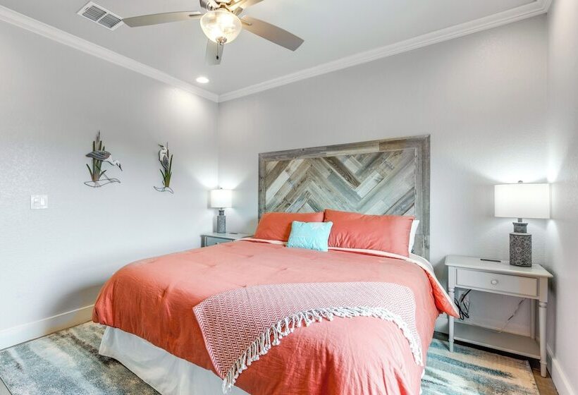 1 Mi To Beach Access: Coastal Port Aransas Home