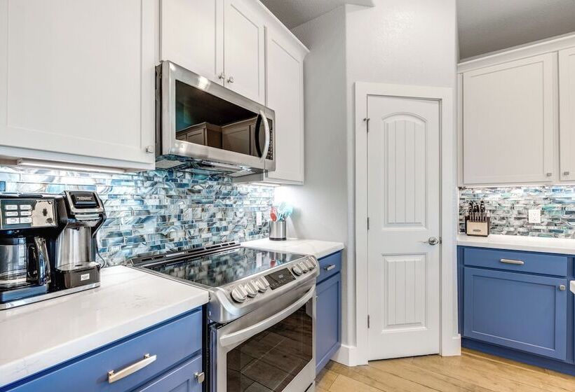 1 Mi To Beach Access: Coastal Port Aransas Home