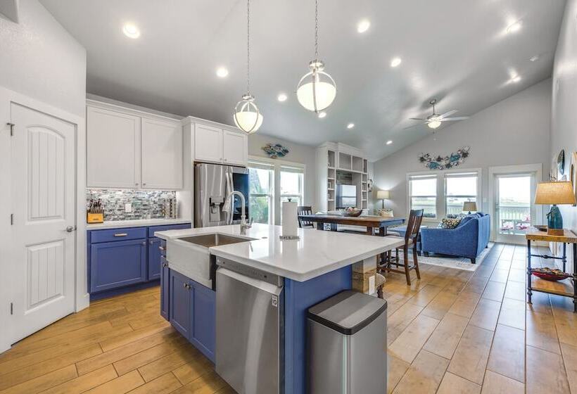 1 Mi To Beach Access: Coastal Port Aransas Home