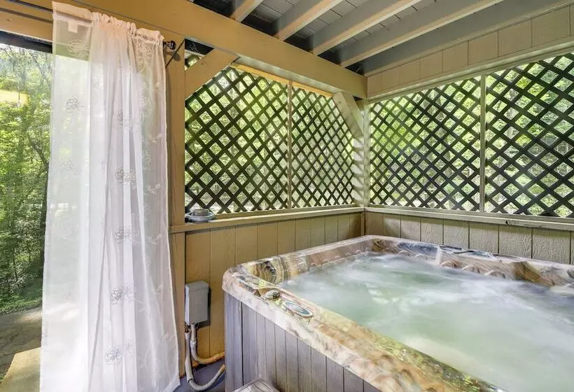 Cabin W/ Private Hot Tub ~ 7 Mi To Pigeon Forge!