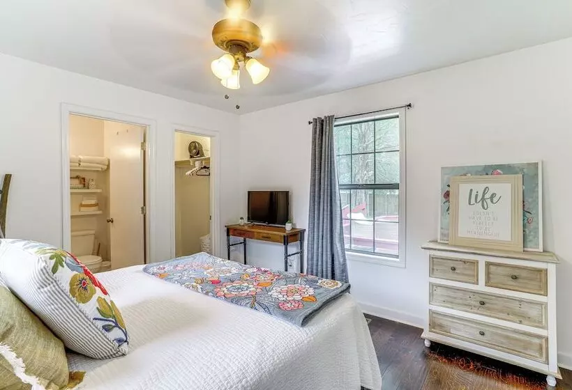 Charming Heber Springs Home W/ Deck & Fire Pit!
