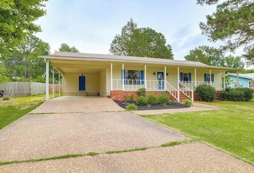 Charming Heber Springs Home W/ Deck & Fire Pit!