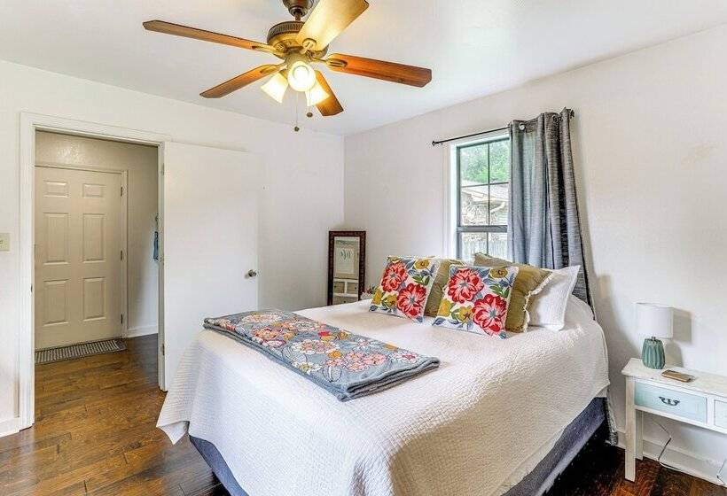 Charming Heber Springs Home W/ Deck & Fire Pit!