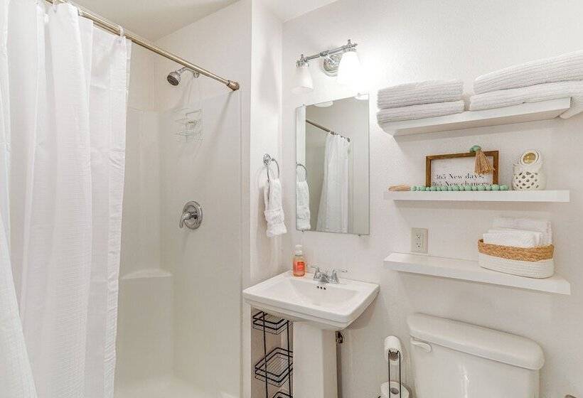 Charming Heber Springs Home W/ Deck & Fire Pit!