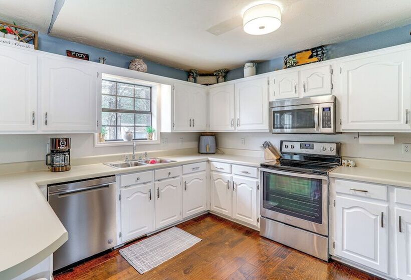 Charming Heber Springs Home W/ Deck & Fire Pit!