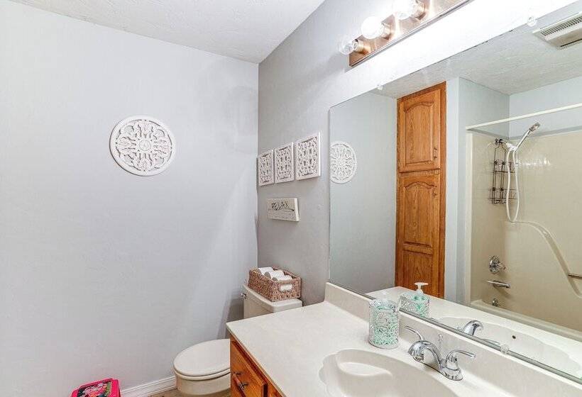 Charming Heber Springs Home W/ Deck & Fire Pit!