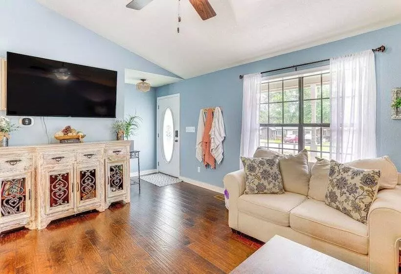 Charming Heber Springs Home W/ Deck & Fire Pit!