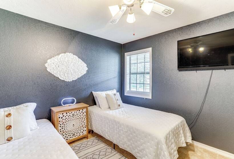 Charming Heber Springs Home W/ Deck & Fire Pit!