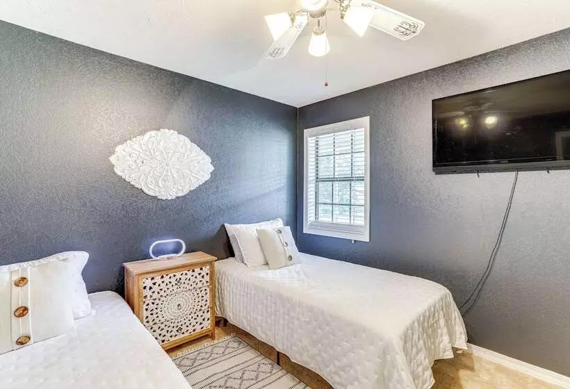 Charming Heber Springs Home W/ Deck & Fire Pit!