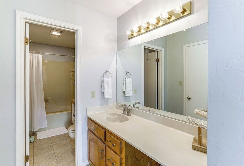 Charming Heber Springs Home W/ Deck & Fire Pit!