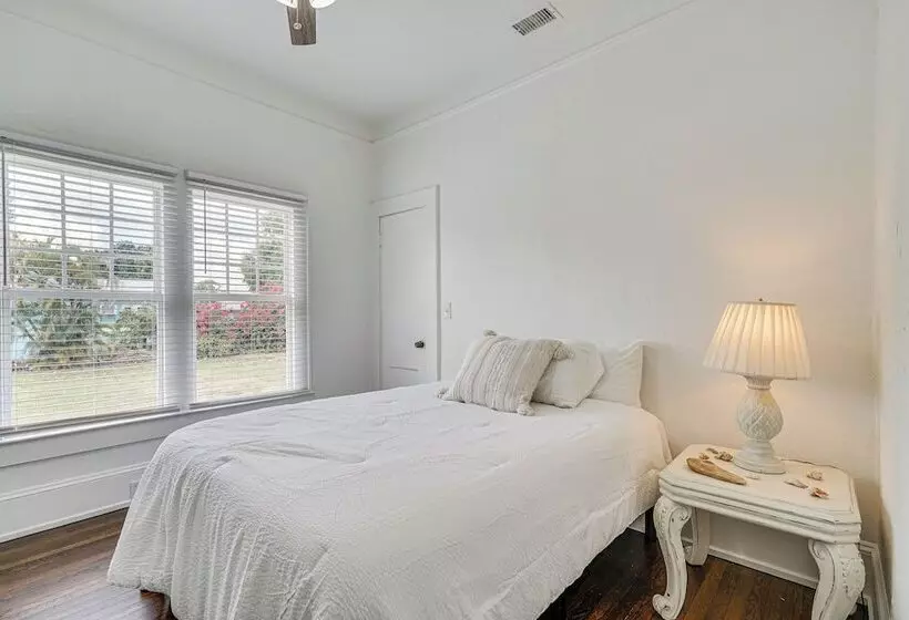 Convenient Punta Gorda Home W/ Patio: Fish & Golf!