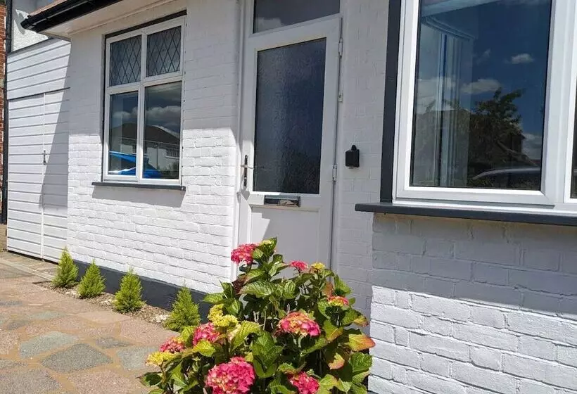 Cozy Cottage Stay   Modern, Cozy, Close To London