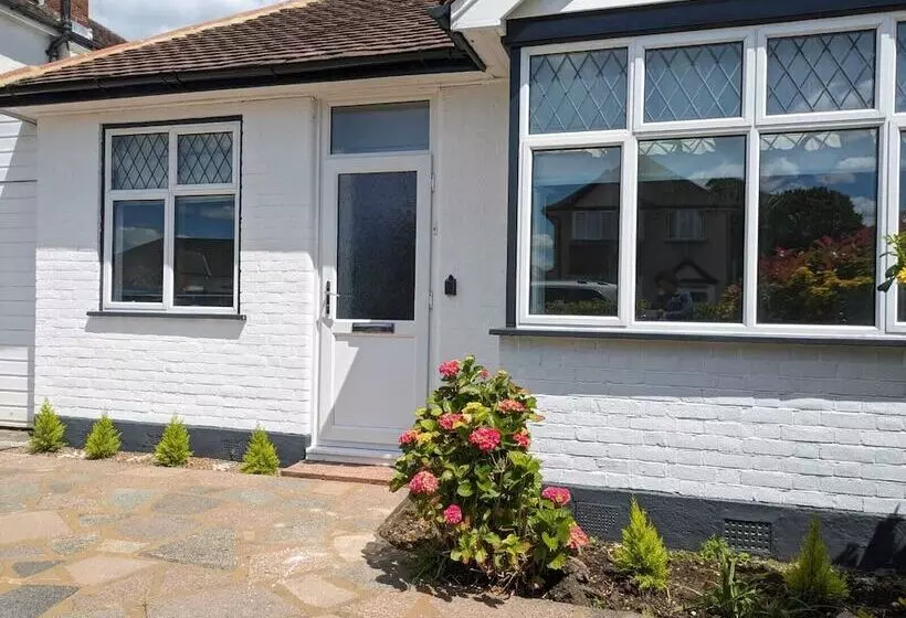 Cozy Cottage Stay   Modern, Cozy, Close To London