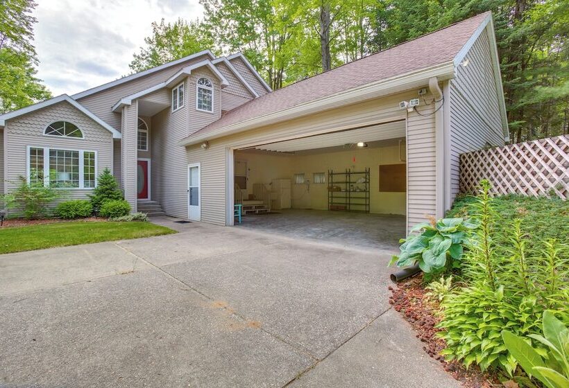 Family Friendly Cadillac Home W/ Golf Course Views