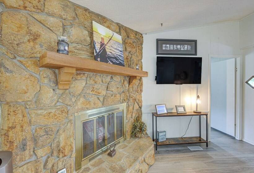 Lakefront Gun Barrel City Home W/ Dock & Deck