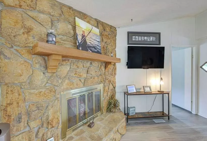 Lakefront Gun Barrel City Home W/ Dock & Deck