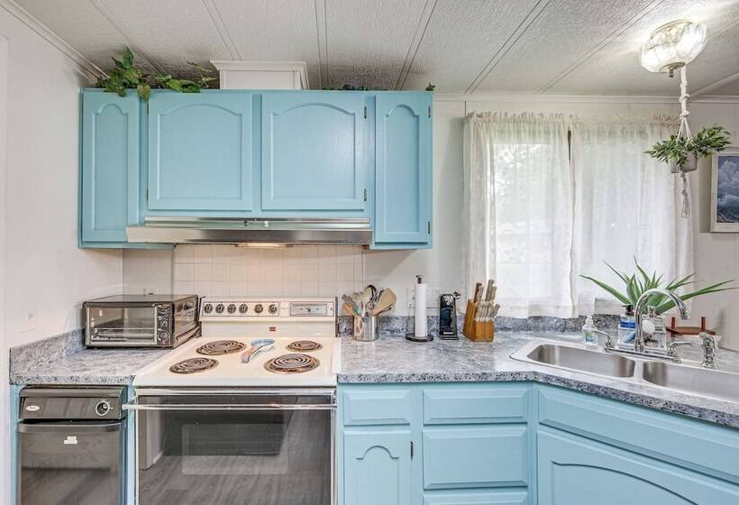 Lakefront Gun Barrel City Home W/ Dock & Deck