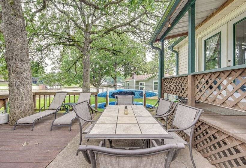 Lakefront Gun Barrel City Home W/ Dock & Deck