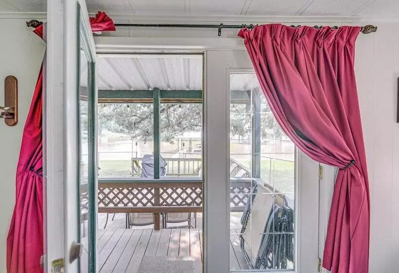 Lakefront Gun Barrel City Home W/ Dock & Deck