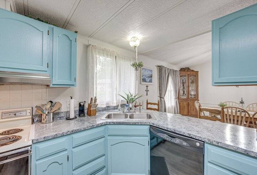 Lakefront Gun Barrel City Home W/ Dock & Deck