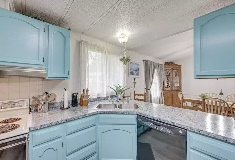 Lakefront Gun Barrel City Home W/ Dock & Deck