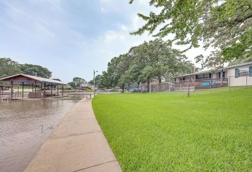 Lakefront Gun Barrel City Home W/ Dock & Deck