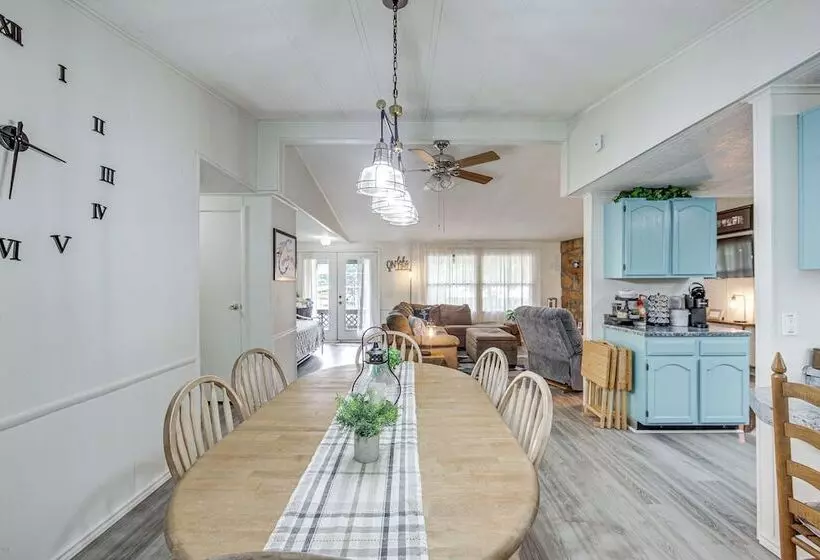 Lakefront Gun Barrel City Home W/ Dock & Deck