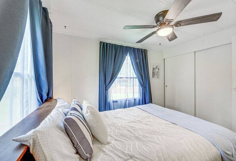 Lakefront Gun Barrel City Home W/ Dock & Deck