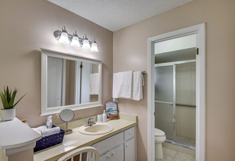 Home Near Daytona Speedway, Dining + Beaches!