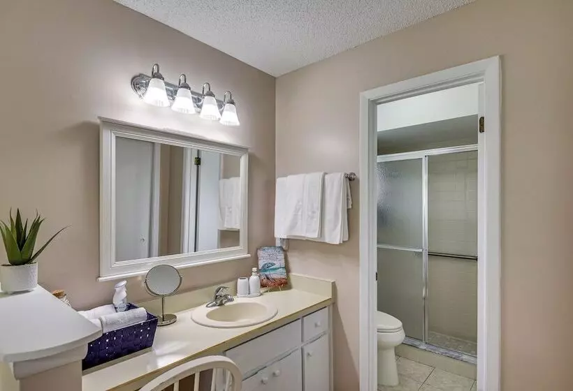 Home Near Daytona Speedway, Dining + Beaches!