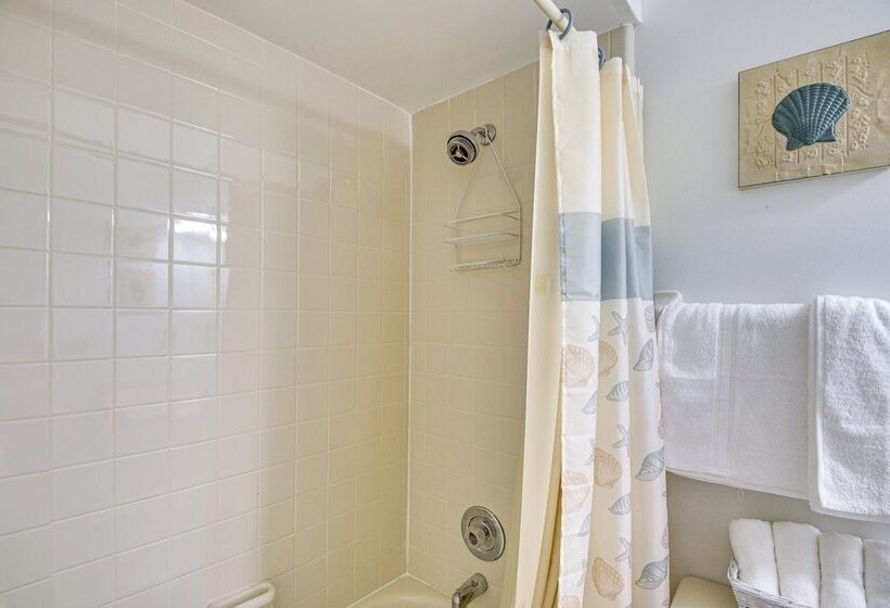 Home Near Daytona Speedway, Dining + Beaches!