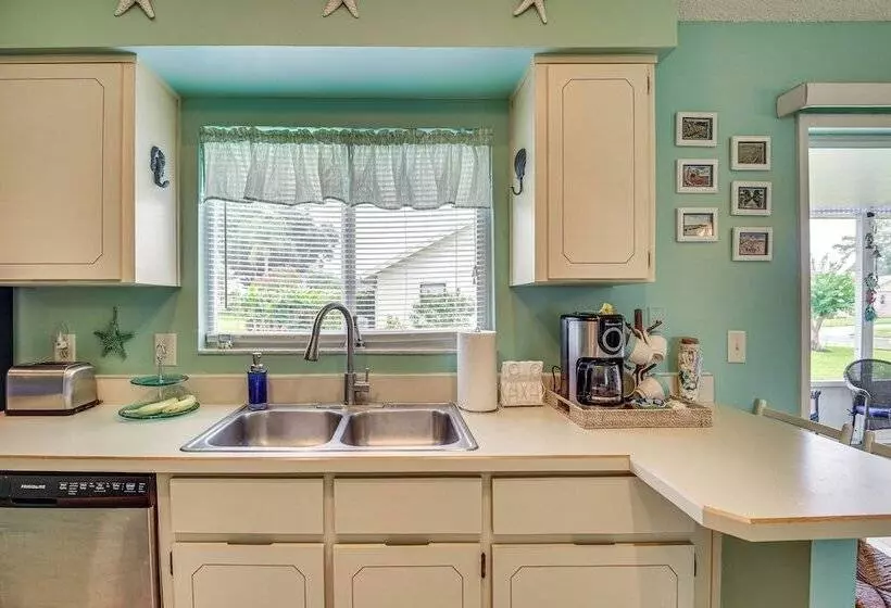 Home Near Daytona Speedway, Dining + Beaches!
