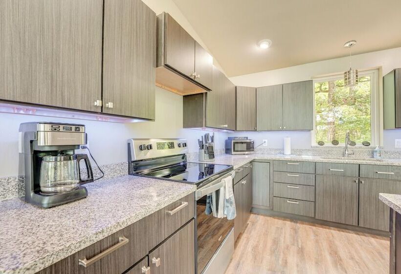 Modern Table Rock Lake Retreat W/ Deck & Views!