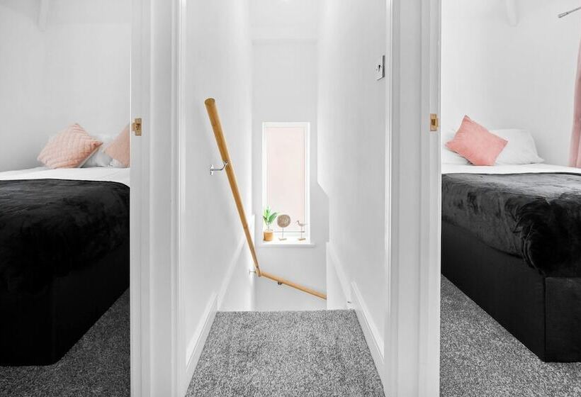 إقامة Family/contractors 3 Bed House/parking/sleeps 7