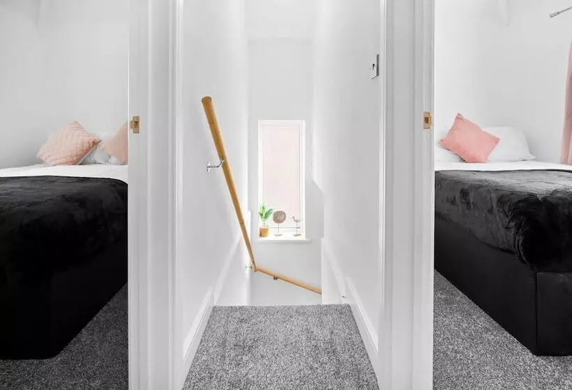 اقامتگاه Family/contractors 3 Bed House/parking/sleeps 7