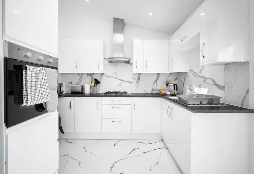 اقامتگاه Family/contractors 3 Bed House/parking/sleeps 7