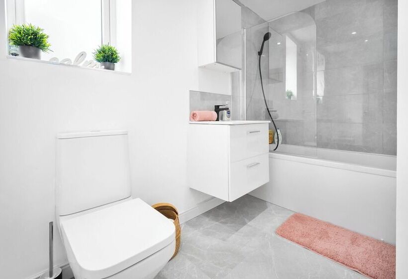 إقامة Family/contractors 3 Bed House/parking/sleeps 7