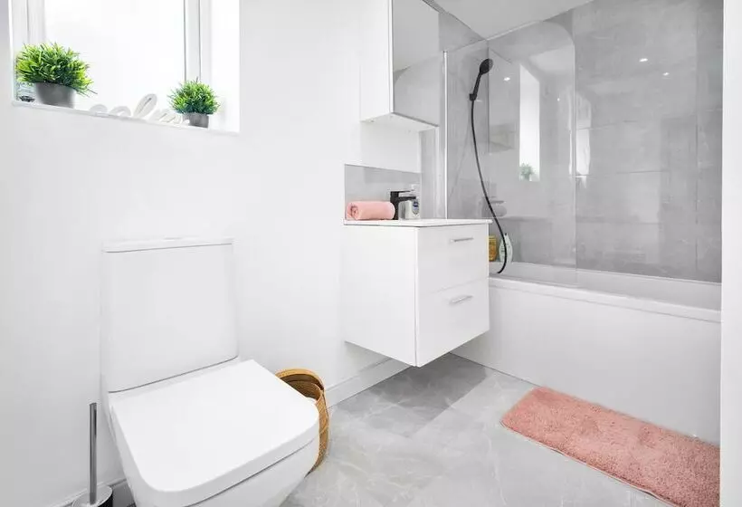 اقامتگاه Family/contractors 3 Bed House/parking/sleeps 7