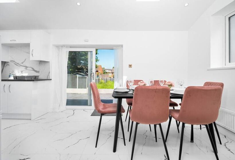 إقامة Family/contractors 3 Bed House/parking/sleeps 7