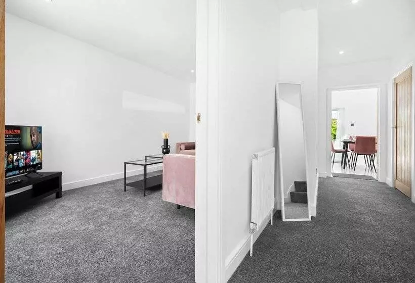 اقامتگاه Family/contractors 3 Bed House/parking/sleeps 7