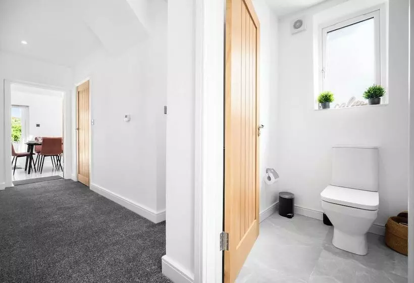 اقامتگاه Family/contractors 3 Bed House/parking/sleeps 7