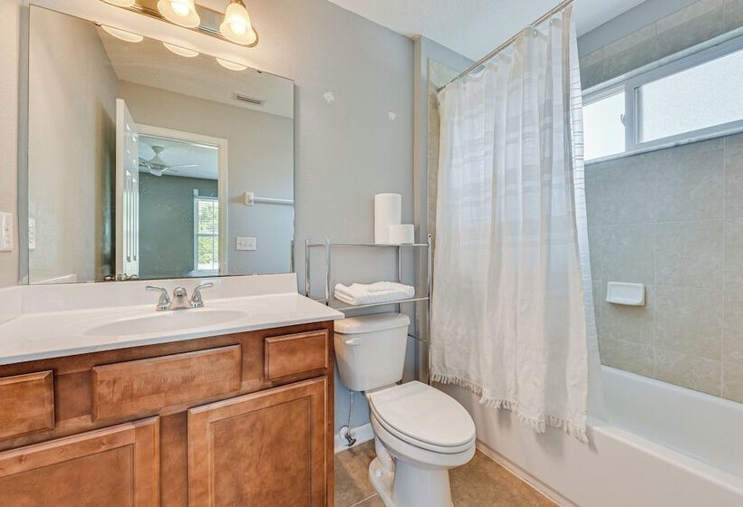 Spacious Jacksonville Home: Yard & Screened Porch!